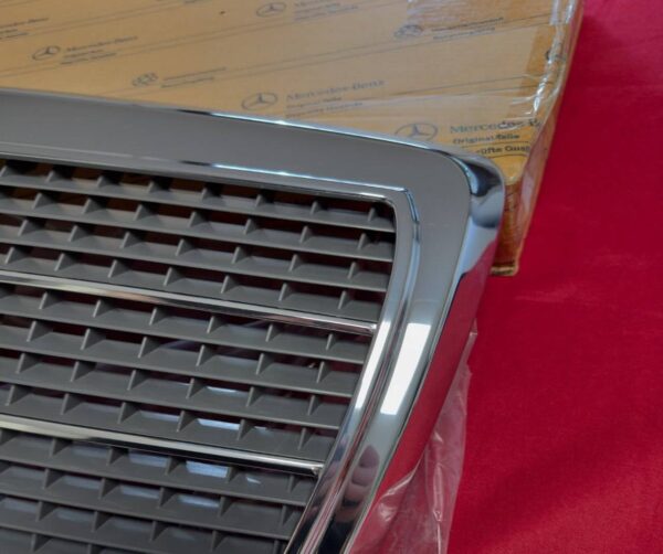 Mercedes W201 Grille - Image 3